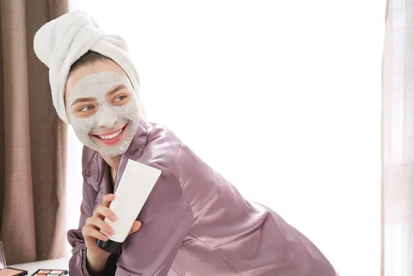 Wanita muda dengan masker wajah di rumah — Stok Foto