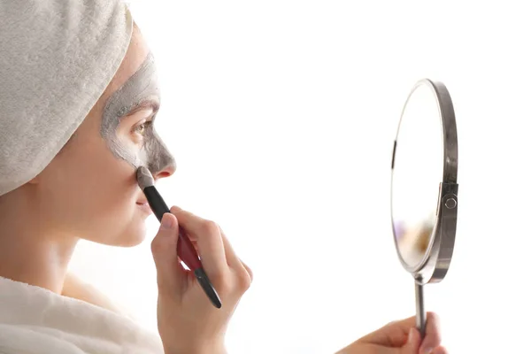 Young woman applying clay mask at home — Stock Photo, Image