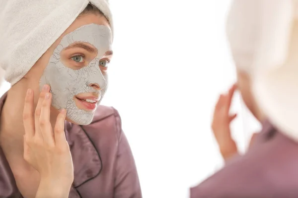 Junge Frau mit Gesichtsmaske zu Hause — Stockfoto