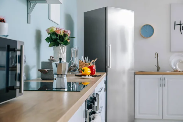 Interior de la cocina moderna y cómoda — Foto de Stock