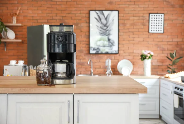 Máquina de café na mesa na cozinha moderna — Fotografia de Stock