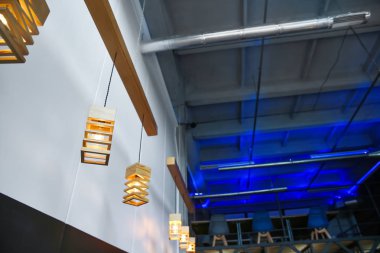 İç mekanlarda modern parlayan lambalar