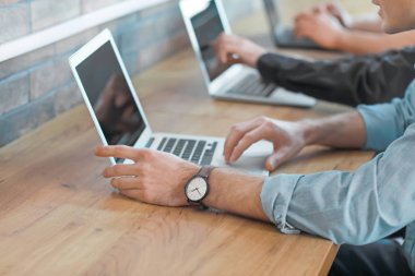 Ofiste çalışan meslektaşlar.