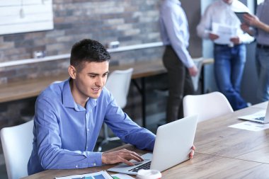 Ofisteki iş toplantısında genç adam.