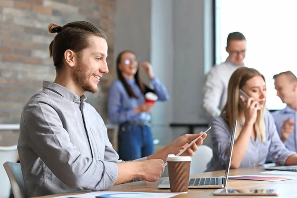 Kollegor under affärsmöte i Office — Stockfoto