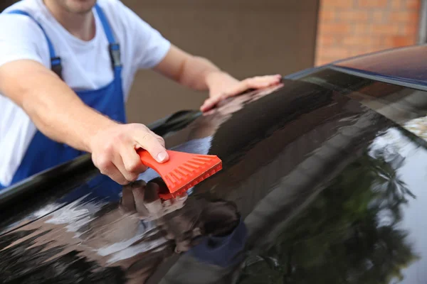 남성 노동자 색을 띠는 자동차 창 옥외 — 스톡 사진