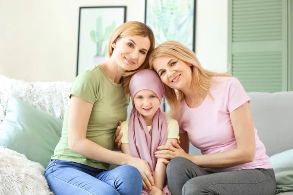 Bambina dopo la chemioterapia con la sua famiglia a casa — Foto Stock