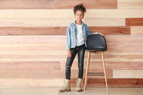 Stylisches afrikanisch-amerikanisches Mädchen in Jeans-Klamotten nahe der Holzwand — Stockfoto