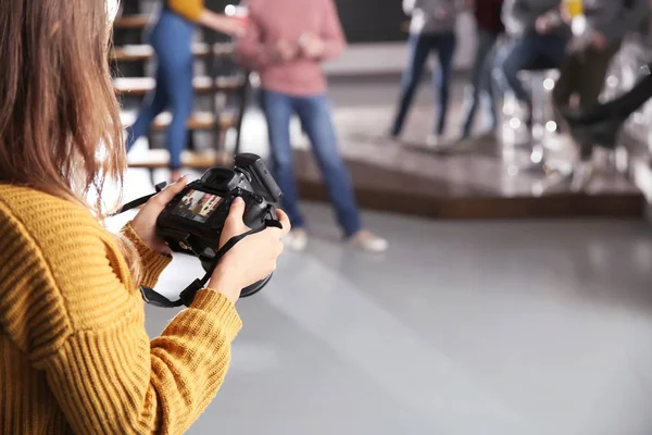 Mujer tomando fotos de jóvenes compañeros de trabajo durante el descanso de café en la cafetería —  Fotos de Stock