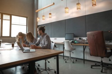 Genç insanlar modern ofiste iş toplantısı