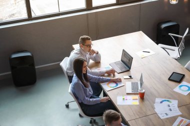 Genç insanlar modern ofiste iş toplantısı