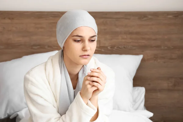 Woman after chemotherapy at home — Stock Photo, Image