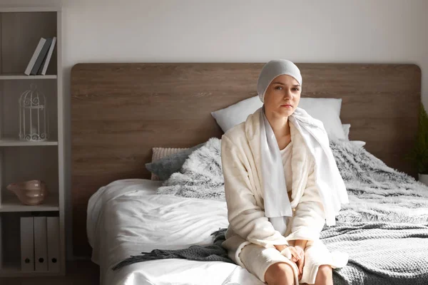 Deprimerad kvinna efter kemoterapi hemma — Stockfoto