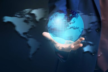 Karanlık arka planda Dünya'nın dijital modeline sahip adam, yakın çekim