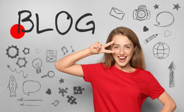 Hafif arka planda mutlu genç kadın blogger Portresi