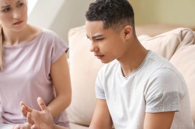 Kadın psikolog ofiste depresif genç erkek ile çalışıyor