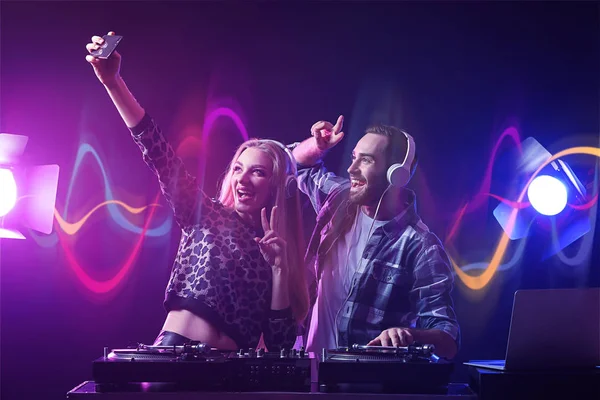Cool DJs tomando selfie en el club — Foto de Stock