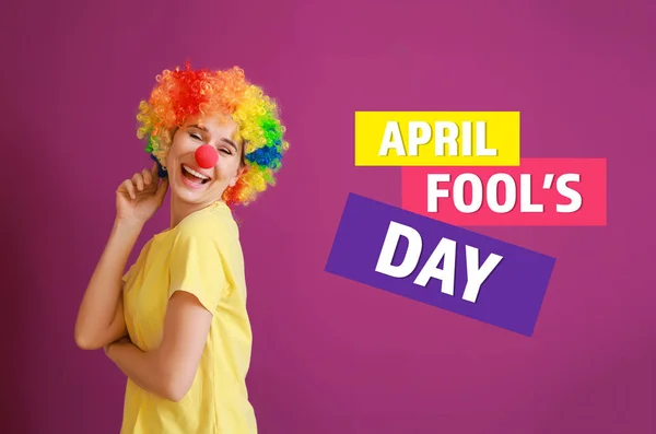 Renkli arka planda Nisan Fools' Day kutlama için parti dekor ile Komik kadın — Stok fotoğraf