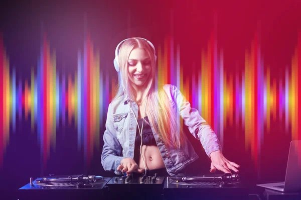Femmina dj suonare musica in club — Foto Stock
