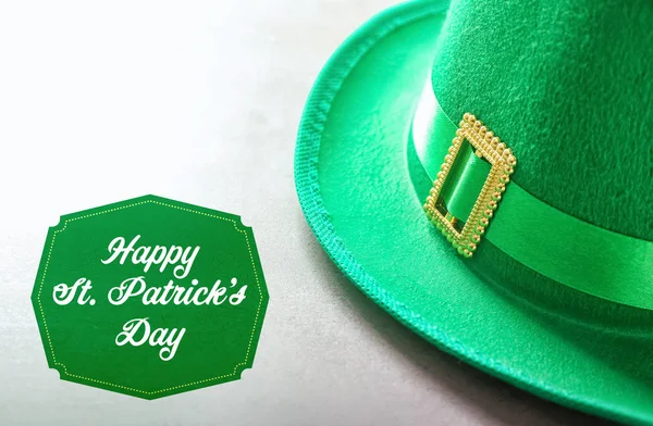 Groene kabouter de hoed op grijze tafel. St. Patrick's Day viering — Stockfoto