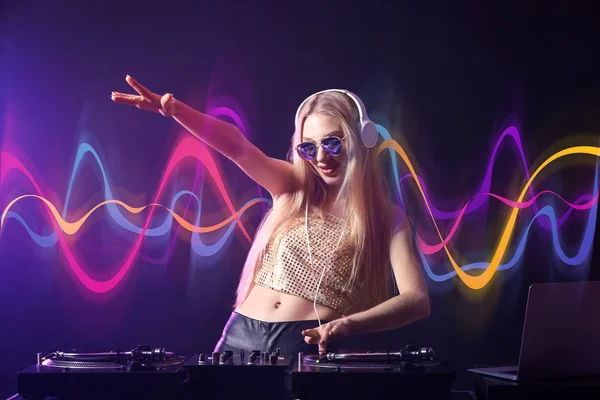 Femme DJ jouer de la musique dans le club — Photo
