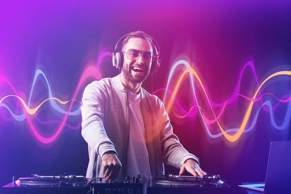 Hombre DJ tocando música en el club —  Fotos de Stock