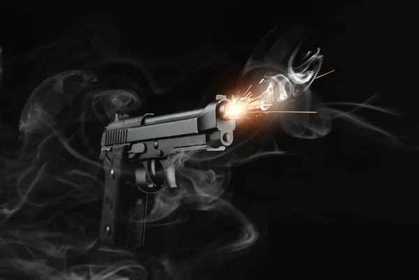 Стрельба из пистолета на темном фоне — стоковое фото