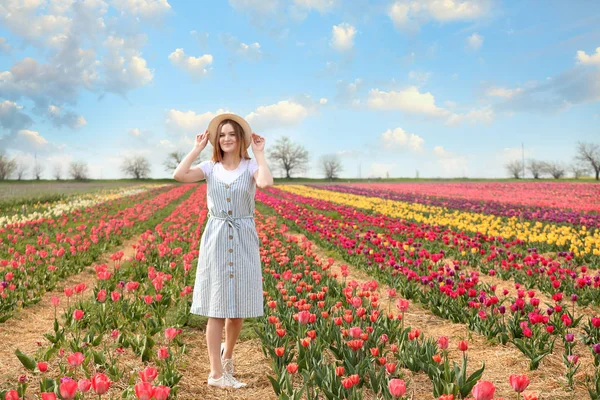 Bahar gününde lale tarlasında güzel genç kadın — Stok fotoğraf