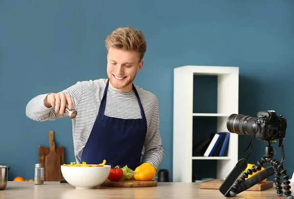 Genç erkek gıda blogger kayıt video içinde mutfak — Stok fotoğraf