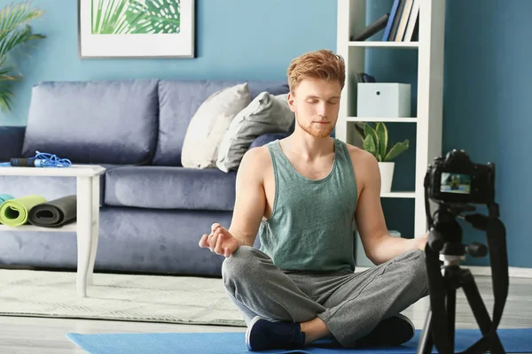 Young male sport blogger recording video at home — Stock Photo, Image