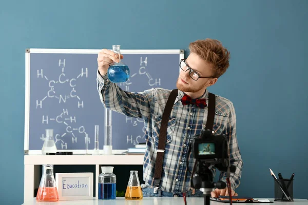 Joven blogger grabando video en laboratorio — Foto de Stock