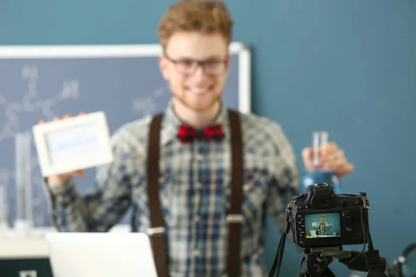 Jonge mannelijke blogger opname video in het laboratorium — Stockfoto