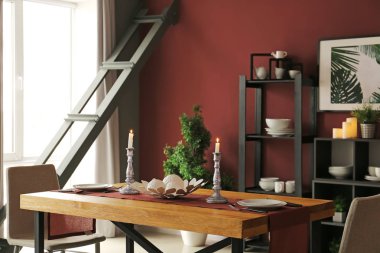 Yemek salonunda akşam yemeği için masa servisi