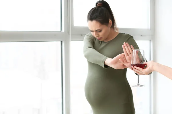 Kobieta w ciąży odrzucająca alkohol w pobliżu okna — Zdjęcie stockowe