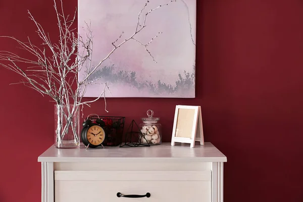 Dada laci dengan dekorasi gaya dekat dinding warna di kamar — Stok Foto
