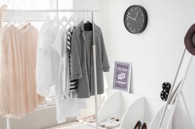 Giysi rafı ile modern oda iç