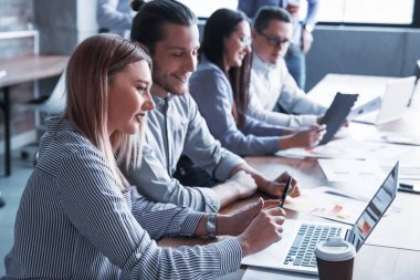 Ofiste iş toplantısı sırasında meslektaşları