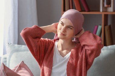 Kemoterapiden sonra evde bir kadın