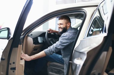 Man salonda yeni araba seçimi