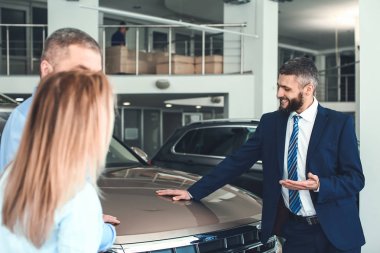 Çift salonda yeni araba seçimi