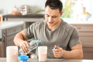 Sportif adam evde protein sallamak yapma