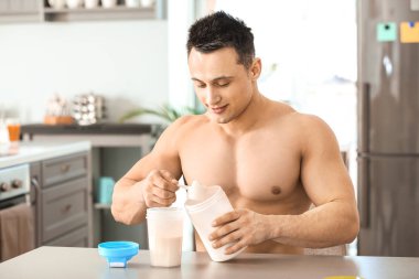 Sportif adam evde protein sallamak yapma