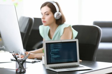 Ofiste çalışan kadın programcı