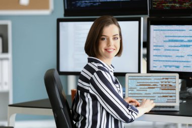 Görevdeki kadın programcının portresi