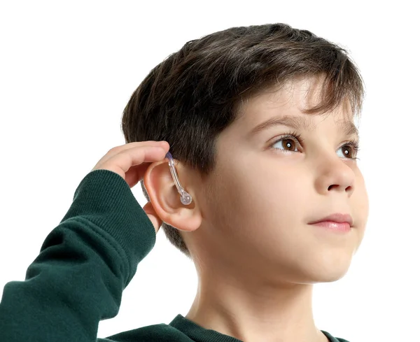 Liten pojke med hörapparat på vit bakgrund — Stockfoto