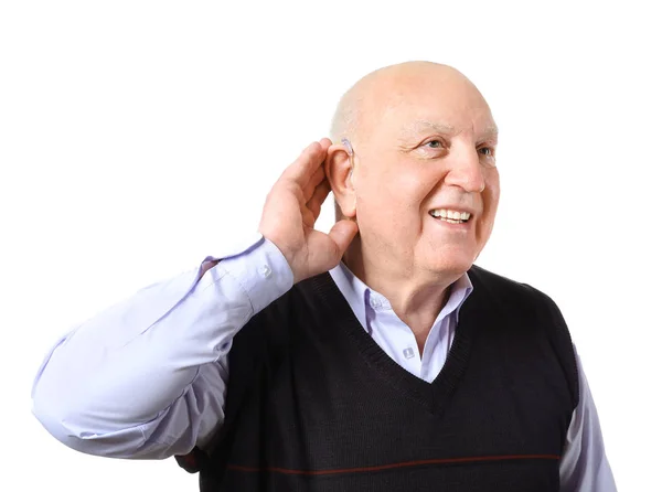 Hombre mayor con audífono sobre fondo blanco — Foto de Stock