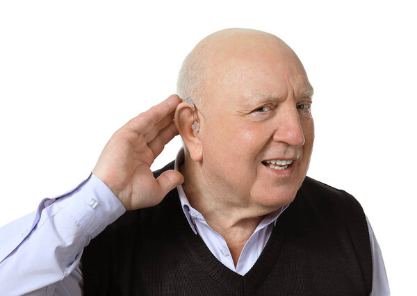 Старший мужчина со слуховым аппаратом на белом фоне
