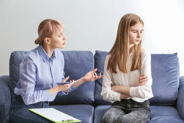 Psicóloga femenina trabajando con una adolescente en el consultorio — Foto de Stock