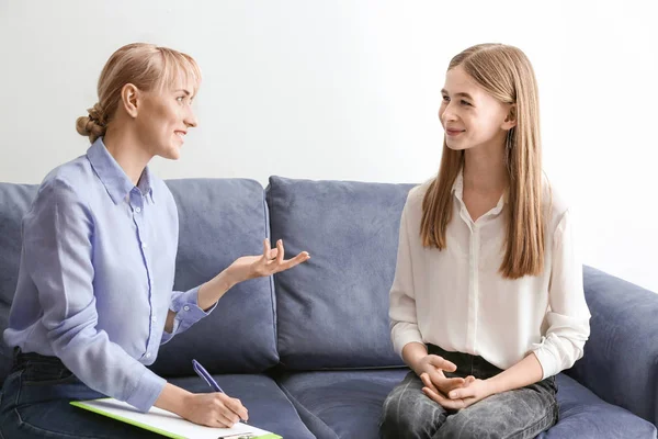 Psychologin arbeitet mit Teenager-Mädchen im Büro — Stockfoto
