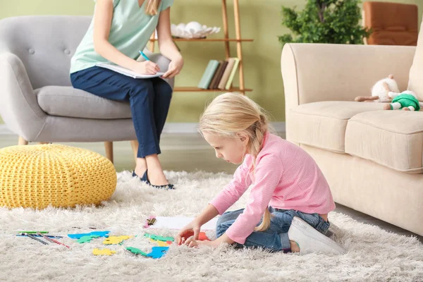 Female psychologist working with little girl in office — Stock Photo, Image